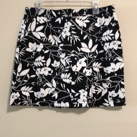 Karen Scott Pants - Karen Scott Skort SZ 10 Black and white print EUC